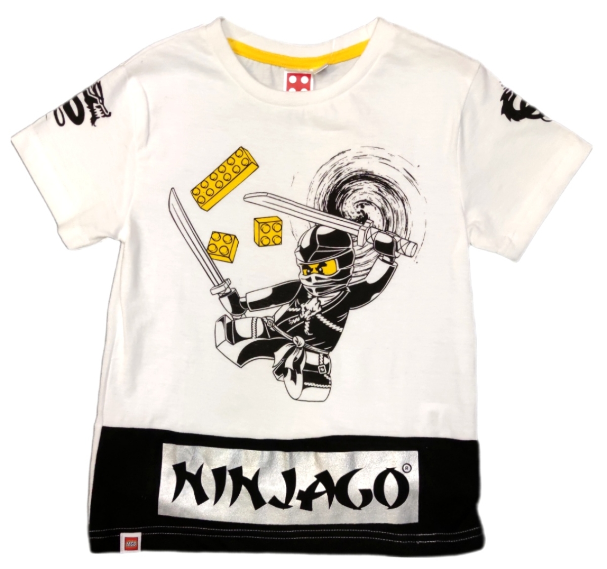 Weißes Lego Ninjago Shirt mit Cole, dem schwarzen Ninja. Das T-Shirt ist auf der Vorderseite im unteren Bereich schwarz abgesetzt und mit einem silberfarbig abgesetzten "Ninjago" Schriftzug versehen Weißes Lego Ninjago Shirt mit Cole, dem schwarzen Ninja. Das T-Shirt ist auf der Vorderseite im unteren Bereich schwarz abgesetzt und mit einem silberfarbig abgesetzten "Ninjago" Schriftzug versehen